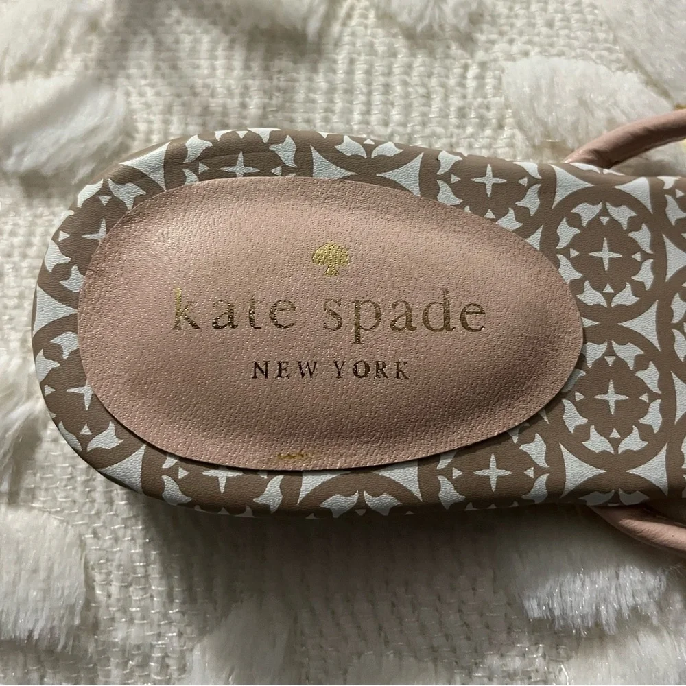 Kate Spade Mystic Bow Flat Thong Sandals with Hanging Charms. Size 7 1/2. NWT. - Picture 2 of 5